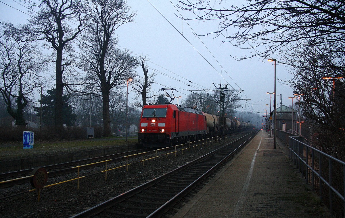 185 276-3 DB kommt durch Kohlscheid aus Richtung Aachen-West,Laurensberg,Richterich mit einem Kurzen Kesselzug Antwerpen-Rhodesie(B) nach Schwedt (Oder) und fährt in Richtung Herzogenrath,Neuss. 
Am abend vom 20.3.2015.