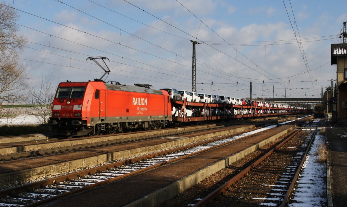 185 276-3 der DB ist mit einem Autotransportzug am 27.11.2013 durch den Bahnhof Kirchstetten unterwegs. Beladen ist dieser mit VW´s.