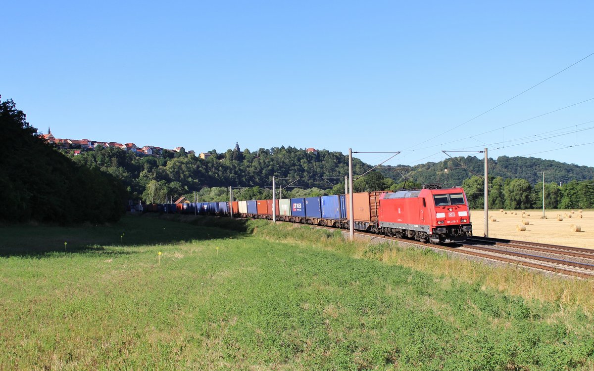 185 276-3 zu sehen am 30.06.18 mit einem Containerzug in Orlamünde.