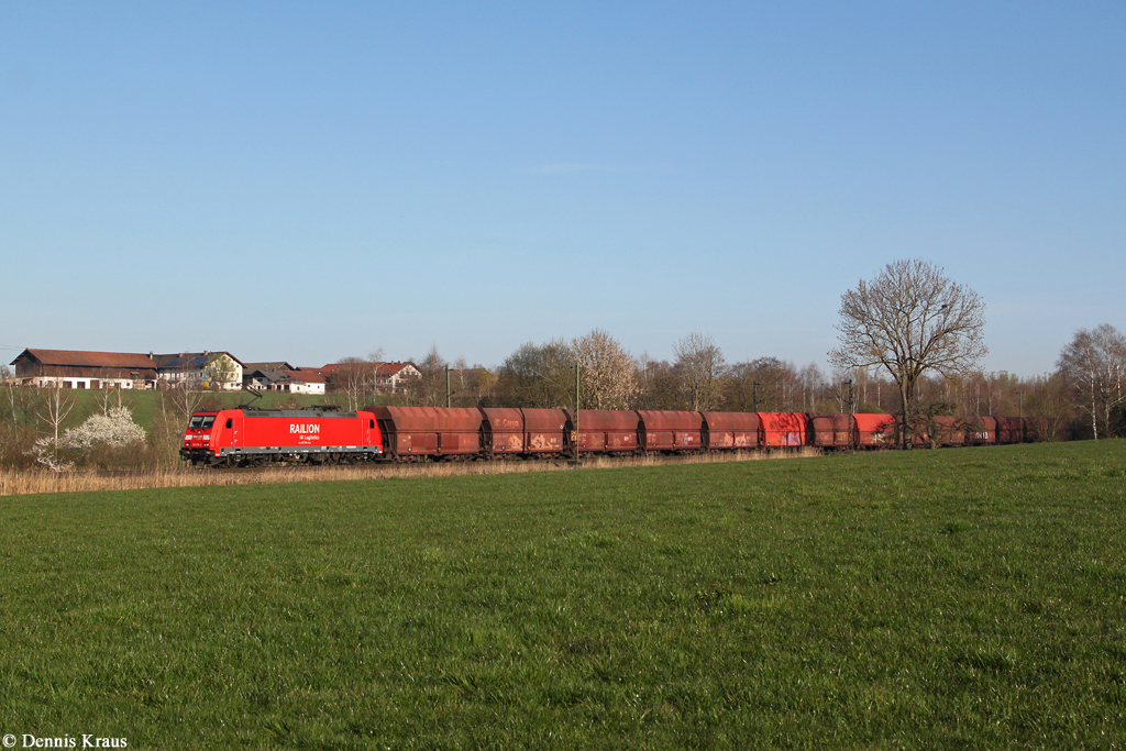 185 276 mit einem Güterzug am 30.03.2014 in Haus bei Ostermünchen.
