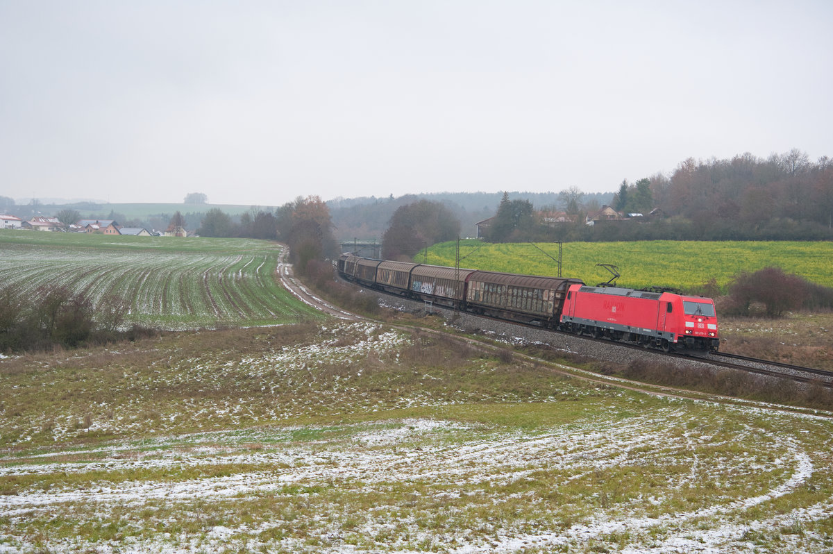 185 276 mit einem H-Wagenzug bei Edlhausen Richtung Regensburg, 22.11.2018