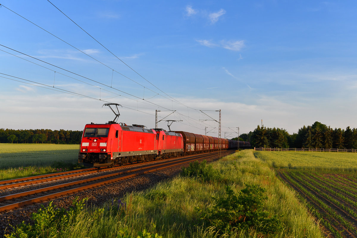 185 277 + 185 xxx mit einem Erzzug am 23.05.2018 bei Rohrsen. 