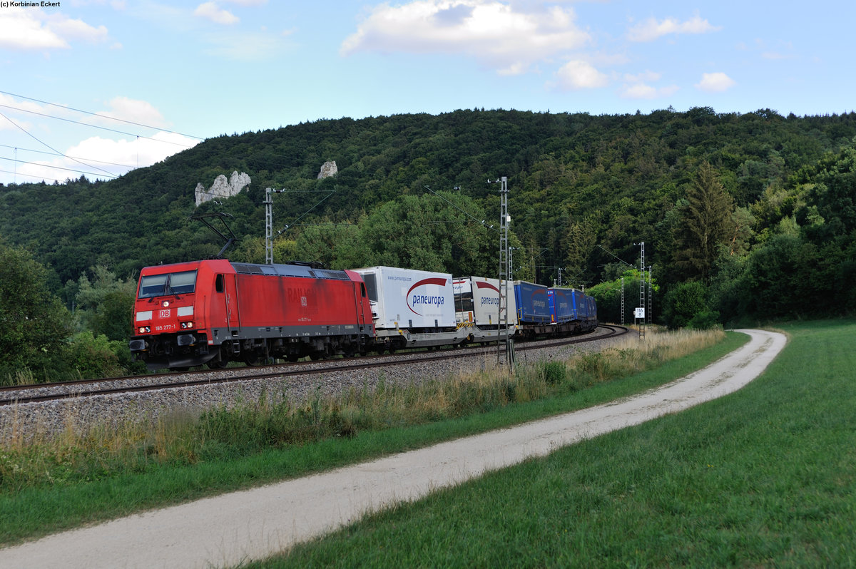 185 277-1 mit einem Sattelaufliegerzug kurz vor Dollnstein Richtung Treuchtlingen, 15.07.2015