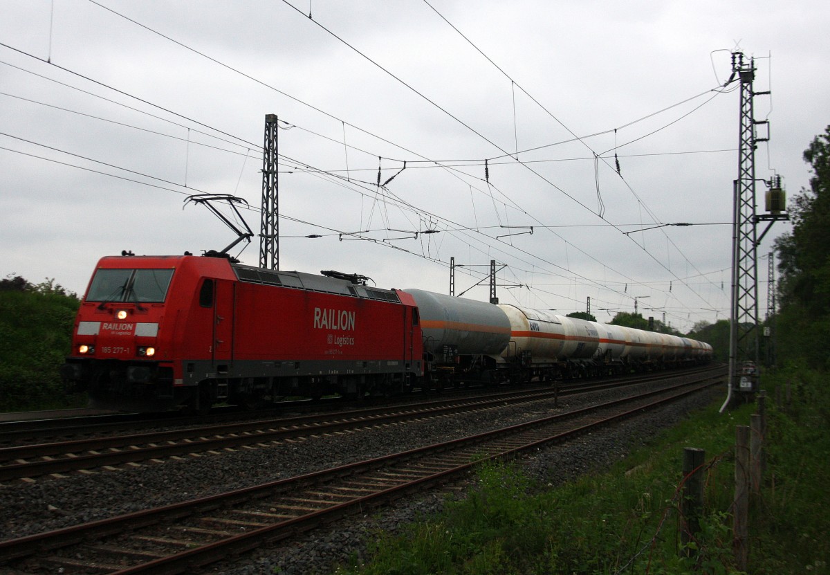185 277-1 von Railion kommt als Umleiter aus Richtung Mönchengladbach,Hezogenrath,Kohlscheider-Bahnhof mit einem langen Gaskesselzug und fährt in Richtung Richterich,Laurensberg,Aachen-West.
Aufgenommen bei Wilsberg in Kohlscheid bei Wolken am Abend vom 2.5.2014.