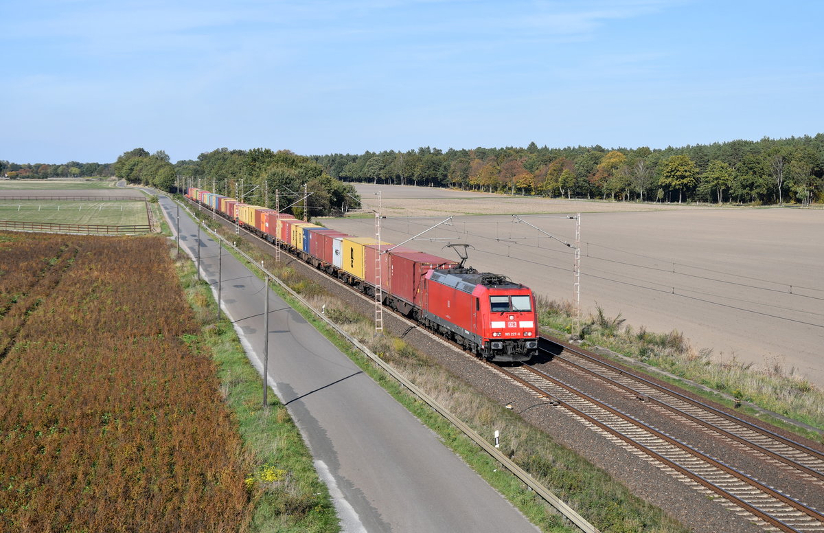 185 277 mit einem Containerzug am 12.10.2018 bei Burgdorf