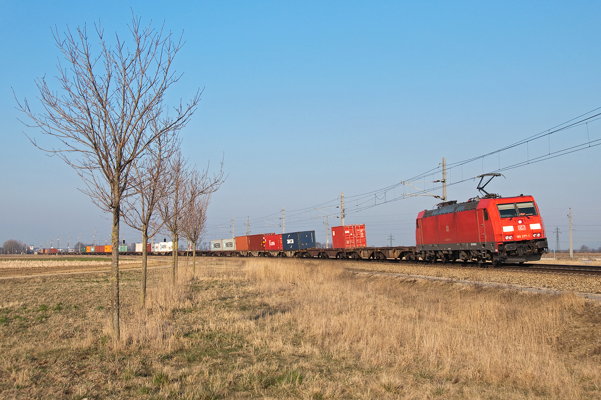 185 277 ist mit einem Containerzug im Tullnerfeld in Richtung St. Pölten unterwegs. Die Aufnahme entstand am 20.03.2015.