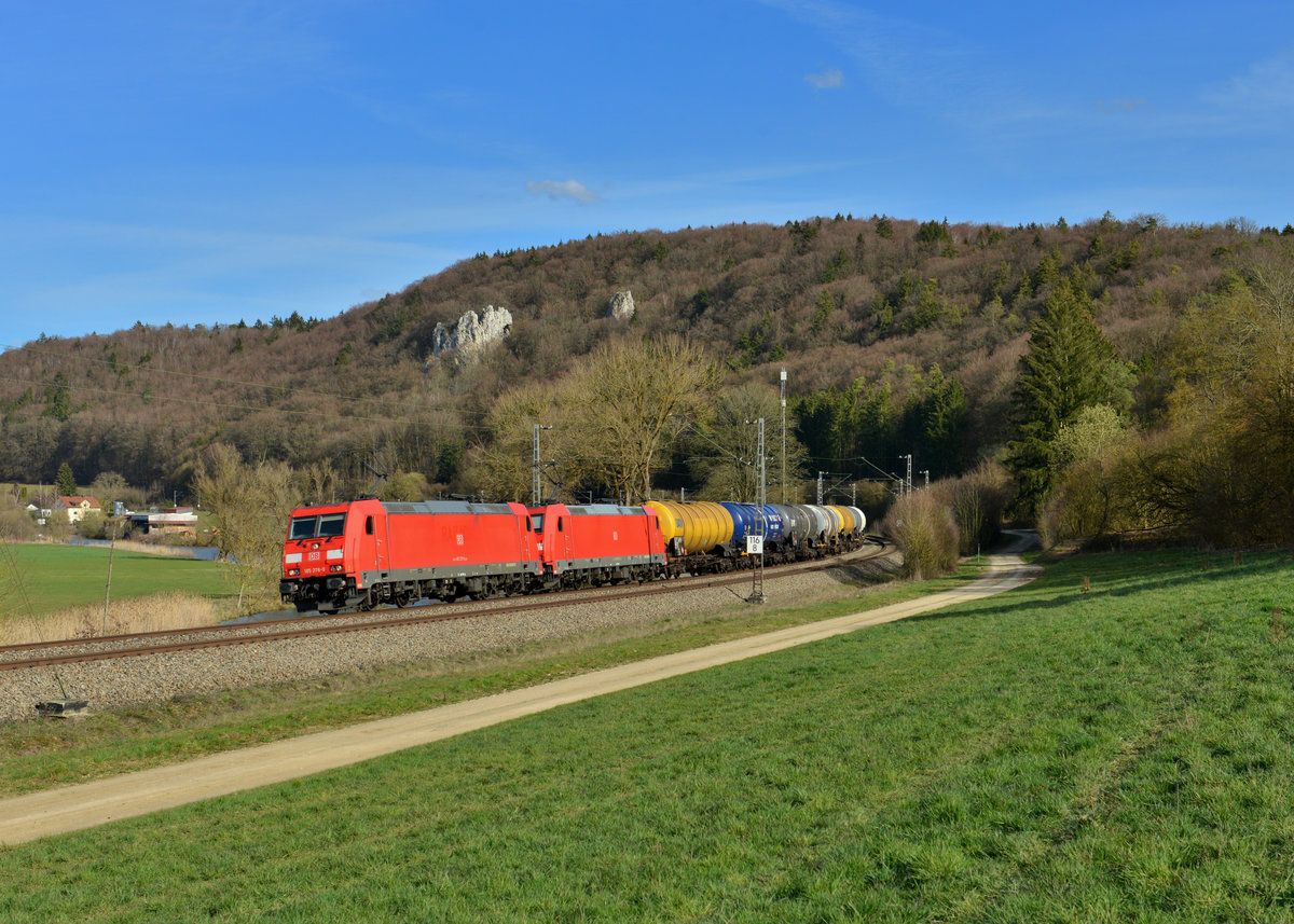 185 278 + 185 365 mit einem Kesselzug am 29.03.2016 bei Dollnstein. 