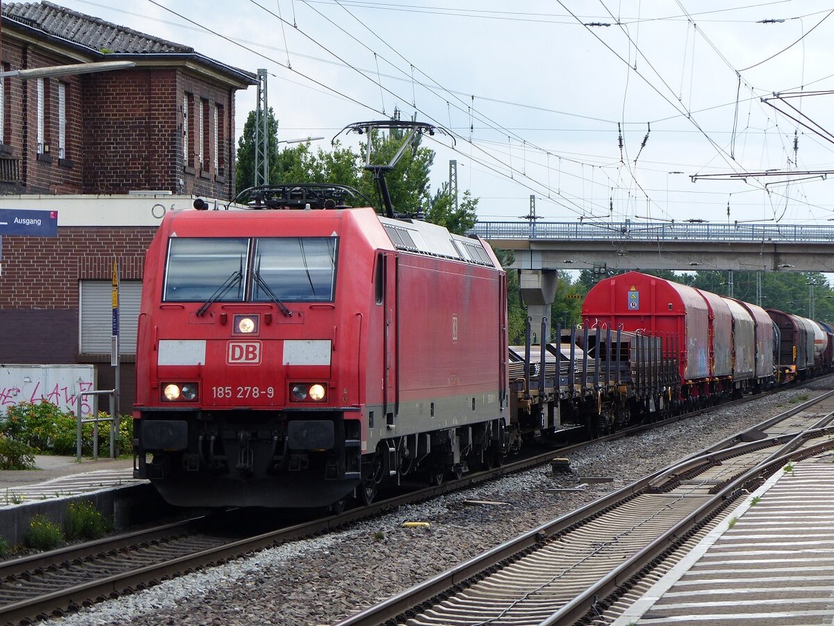 185 278 mit Güterzug in Brock=Ostbevern, 05.08.2022
