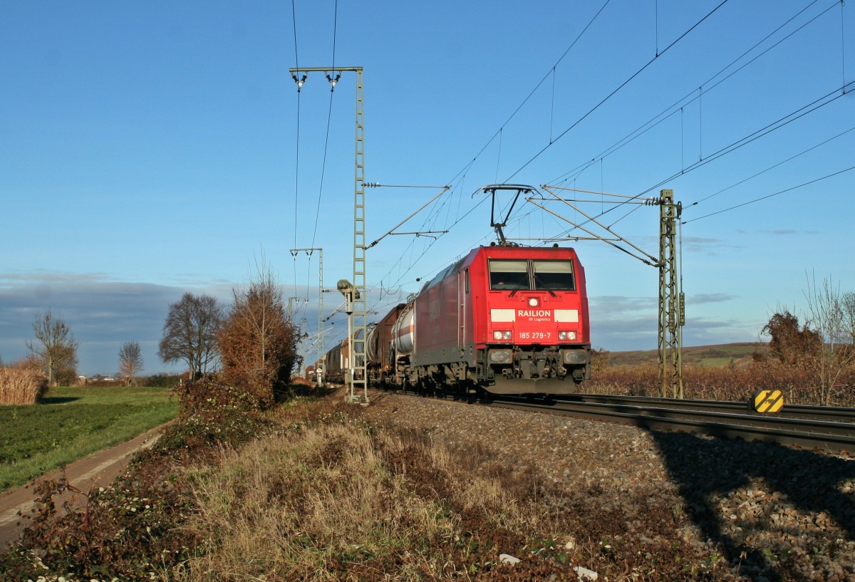 185 279-7 mit dem 44607 von K�ln-Gremberg nach Basel Rbf/Muttenz am Nachmittag des 07.12.13 im n�rdlichen Einfahrbereich des Bahnhofs M�llheim (Baden).