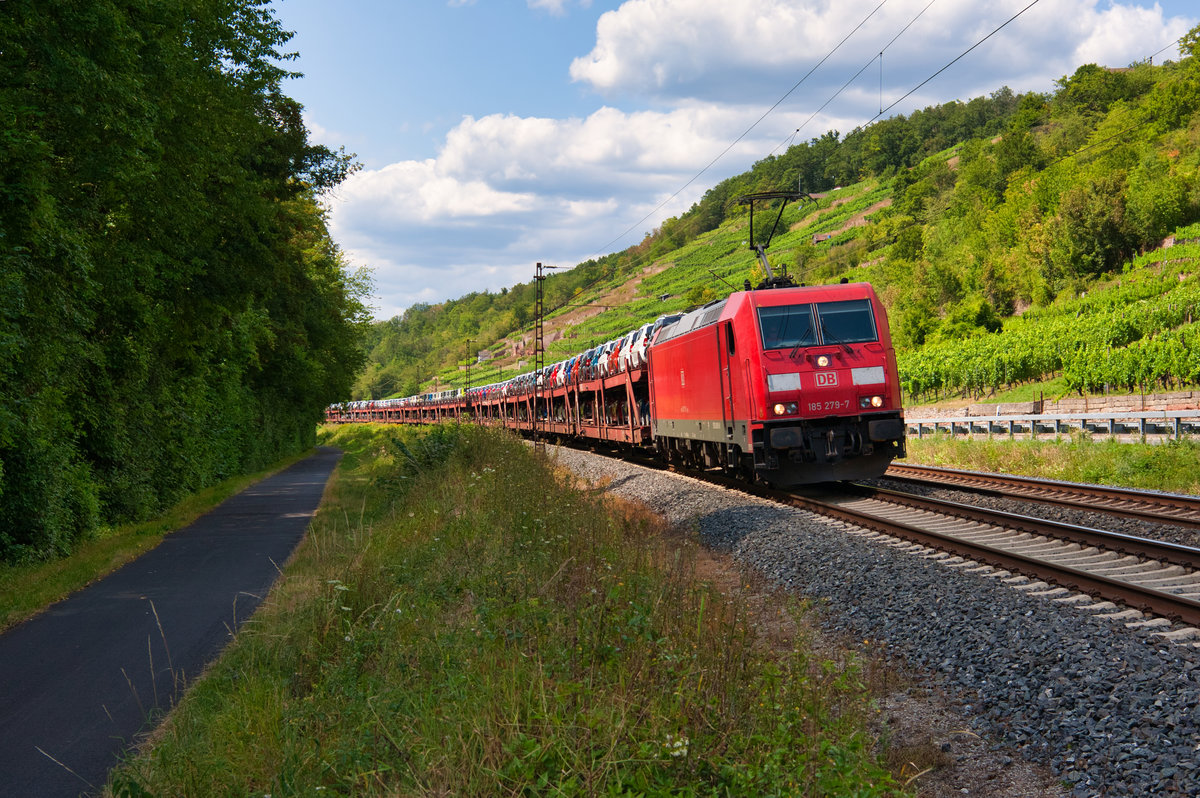 185 279 mit einem Autotransportzug bei Gambach Richtung Würzburg, 01.08.2019