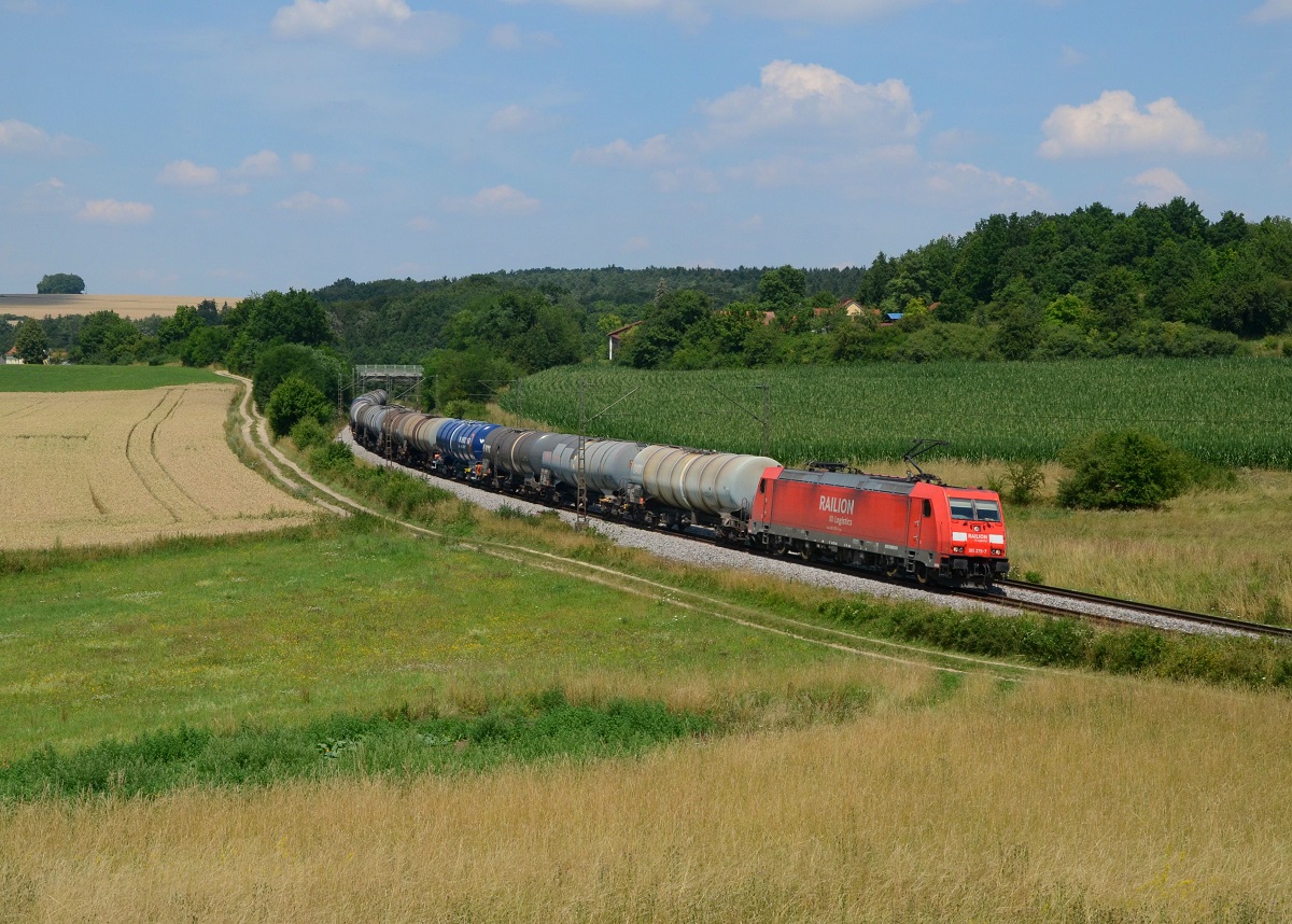 185 279 mit einem Kesselzug am 18.07.2014 bei Edlhausen. 