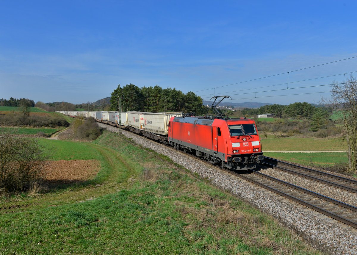 185 279 mit einem KLV am 05.04.2016 bei Kerschhofen. 
