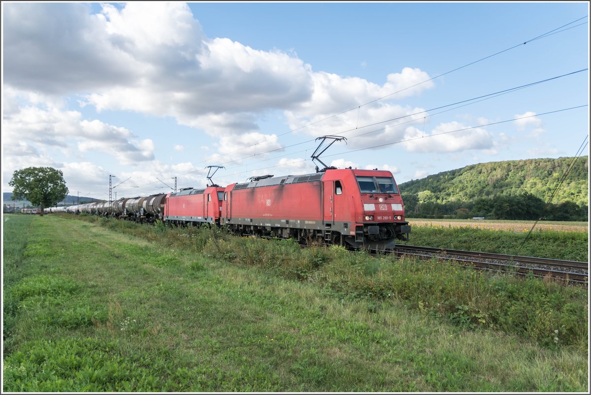 185 280-5 +185 369-6 sind mit einen Kesselzug bei Himmelstadt unterwegs.