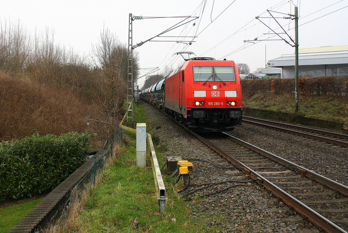 185 280-5 DB kommt die Kohlscheider-Rampe hoch aus Richtung Neuss,Herzogenrath mit einem Kurzen Kalkleerzug aus Hagen(D) nach Marche-les-Dames(B) und fährt durch Kohlscheid in Richtung Richterich,Laurensberg,Aachen-West. 
Aufgenommen von Bahnsteig 2 in Kohlscheid. 
Bei Regenwetter am Kalten Nachmittag vom 13.2.2016.