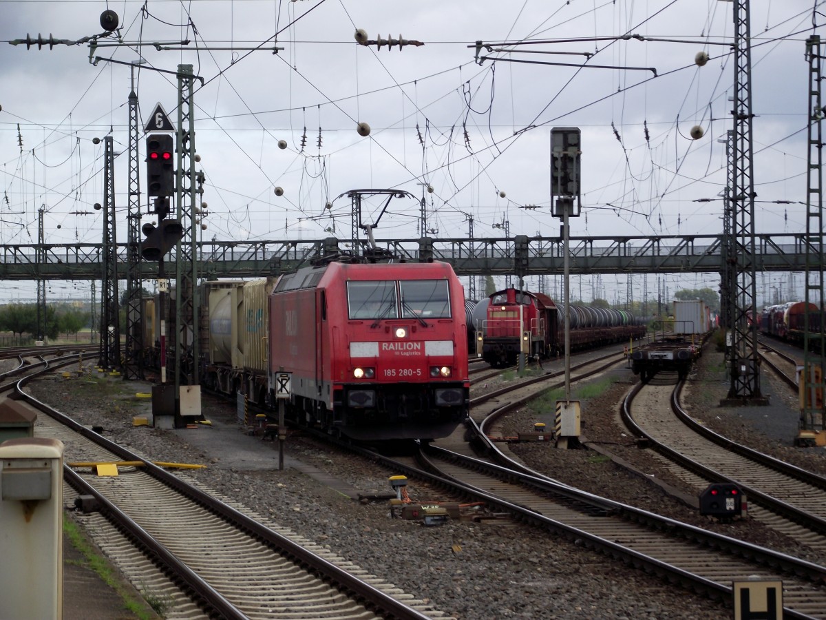 185 280-5 mit Containerzug am 17.10.13 in Mainz-Bischofsheim 