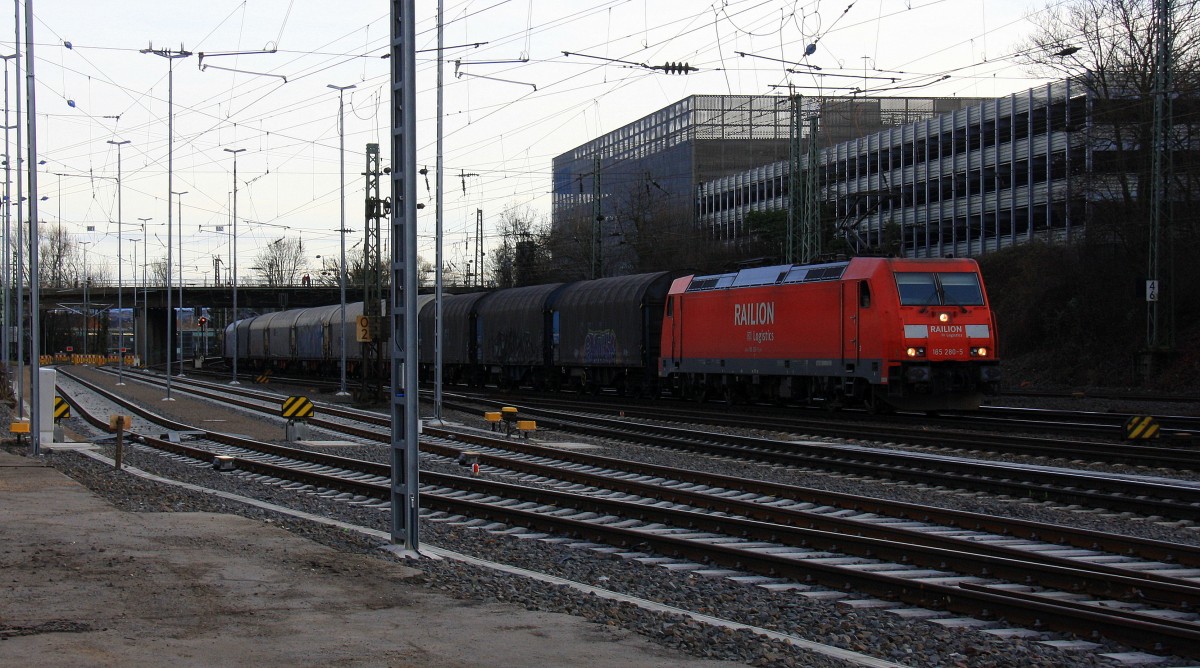 185 280-5 von Railion kommt aus Richtung Köln,Aachen-Hbf mit einem Kurzen Coilzug aus Linz-Voestalpine(A) nach Genk-Goederen(B) und fährt in Aachen-West ein bei Sonne am 18.1.2014.