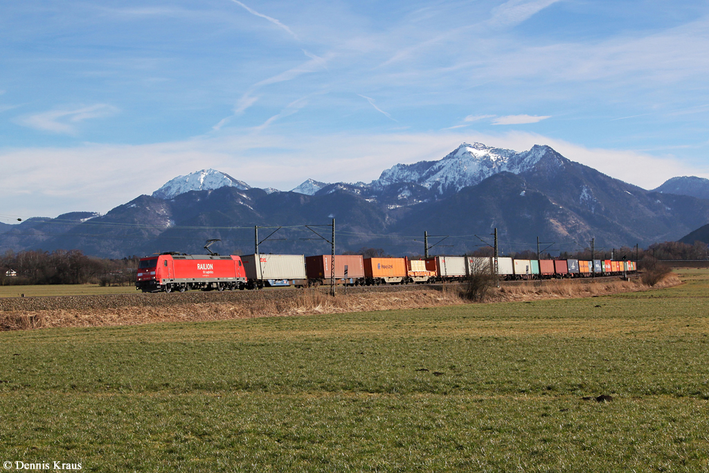 185 280 mit einem Containerzug am 08.02.2014 bei Bernau.