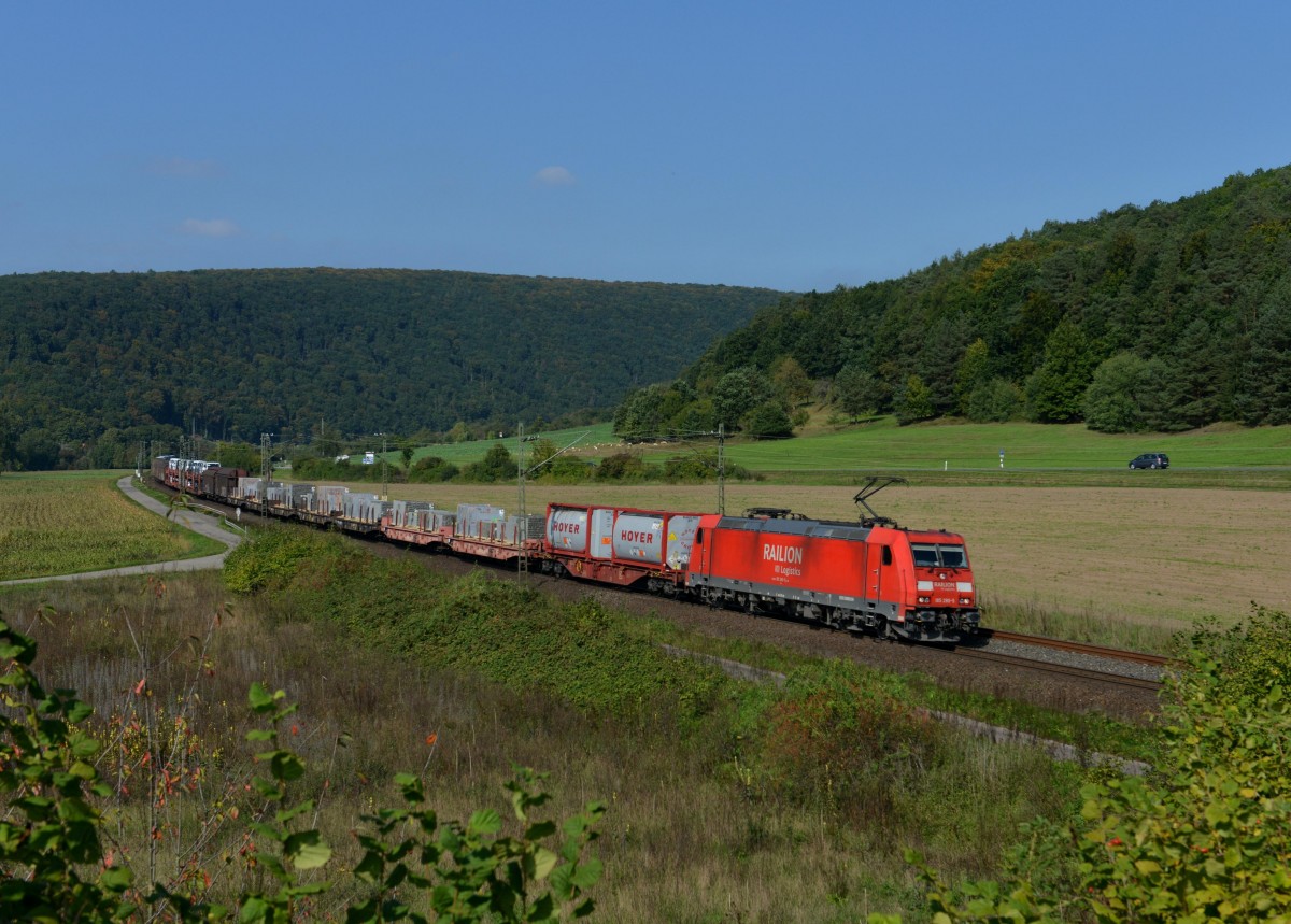185 280 mit einem Gterzug am 28.09.2013 bei Harrbach.