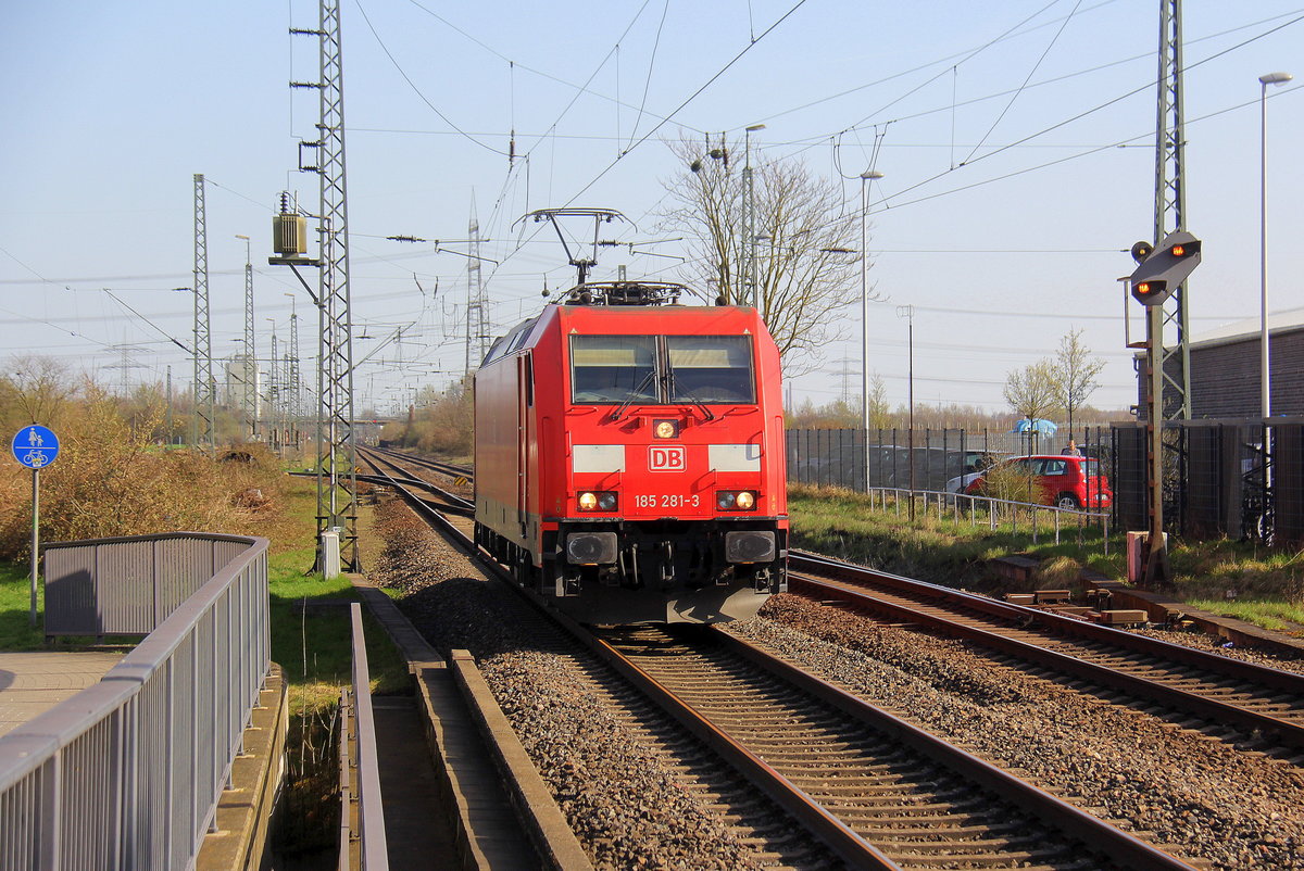 185 281-3 DB kommt als Lokzug von Nievenheim-Gbf nach Neuss-Gbf und fährt in Richtung Neuss-Allerheiligen,Norf,Neuss-Süd,Neuss-Hbf. 
Aufgenommen vom Bahnsteig 1 in Nievenheim. 
Bei schönem Frühlingswetter am Nachmittag vom 7.4.2018.