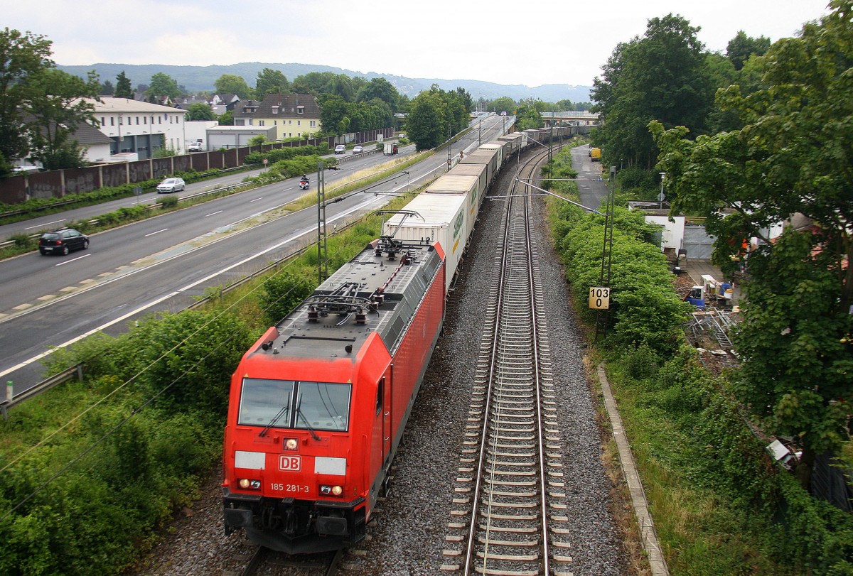 185 281-3 DB  kommt aus Richtung Koblenz mit einem langen LKW-Ambrogio-Zug aus Gallarate(I) nach Neuss(D) und fährt in Richtung Köln auf der rechten Rheinstrecke(KBS 465) bei Bad-Honnef am Rhein. 
Bei Regenwetter am Mittag vom 19.6.2015.