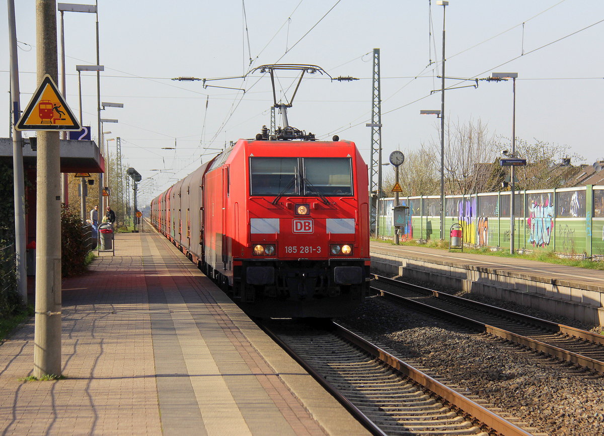 185 281-3 DB kommt mit einem Aluzug aus Göttingen nach Nievenheim und kommt aus Richtung Neuss-Hbf,Neuss-Süd,Norf,Neuss-Allerheiligen und fährt gleich in den Güterbahnhof von Nievenheim ein. 
Aufgenommen vom Bahnsteig 2 in Nievenheim. 
Bei schönem Frühlingswetter am Nachmittag vom 7.4.2018.