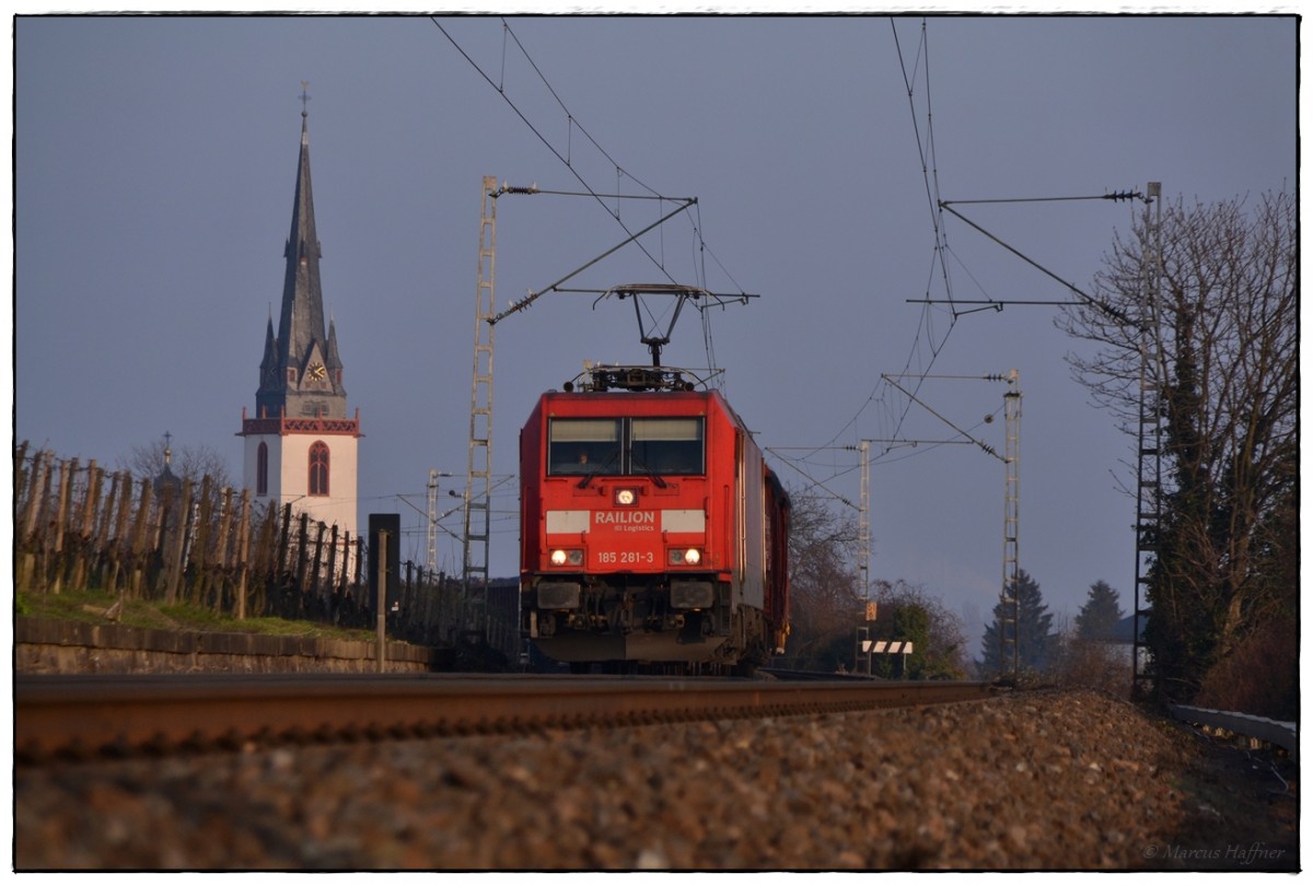185 281-3 fährt mit einem Güterzug am 31. Januar 2014 bei Erbach langsam der Abenddämmerung entgegen.