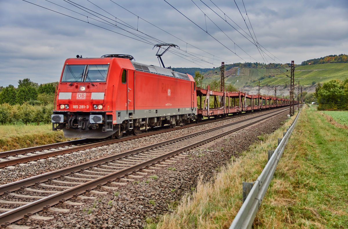 185 281-3 ist hier am 13.10.16 mit einen leeren Autozug bei Himmelstadt zu sehen.