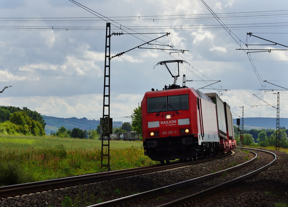 185 281-3 ist mit einen Aufliegerzug bei Harrbach am 12.08.14 unterwegs.