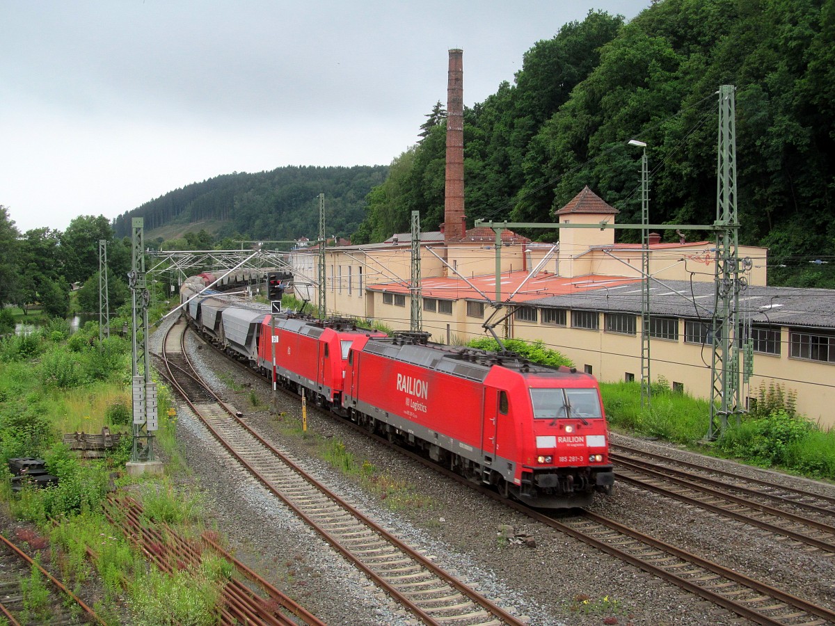 185 281-3 und eine weitere 185 ziehen am 13. Juli 2014 einen Transcereales Getreidezug durch Kronach in Richtung Saalfeld.