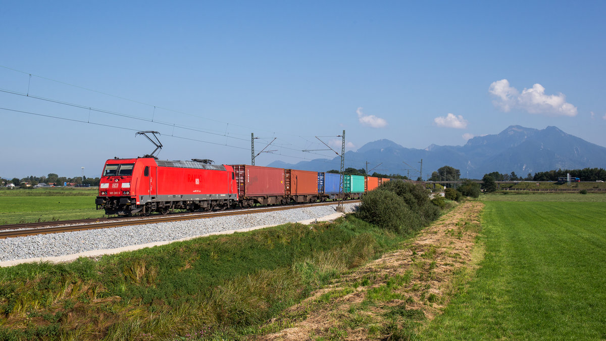 185 281 fährt mit einer Übergabe bei Bernau nach Rosenheim, aufgenommen am 29. August 2017.