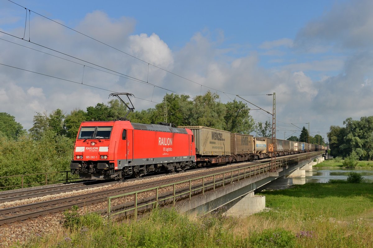 185 282 mit einem Containerzug am 04.07.2013 bei Plattling. 