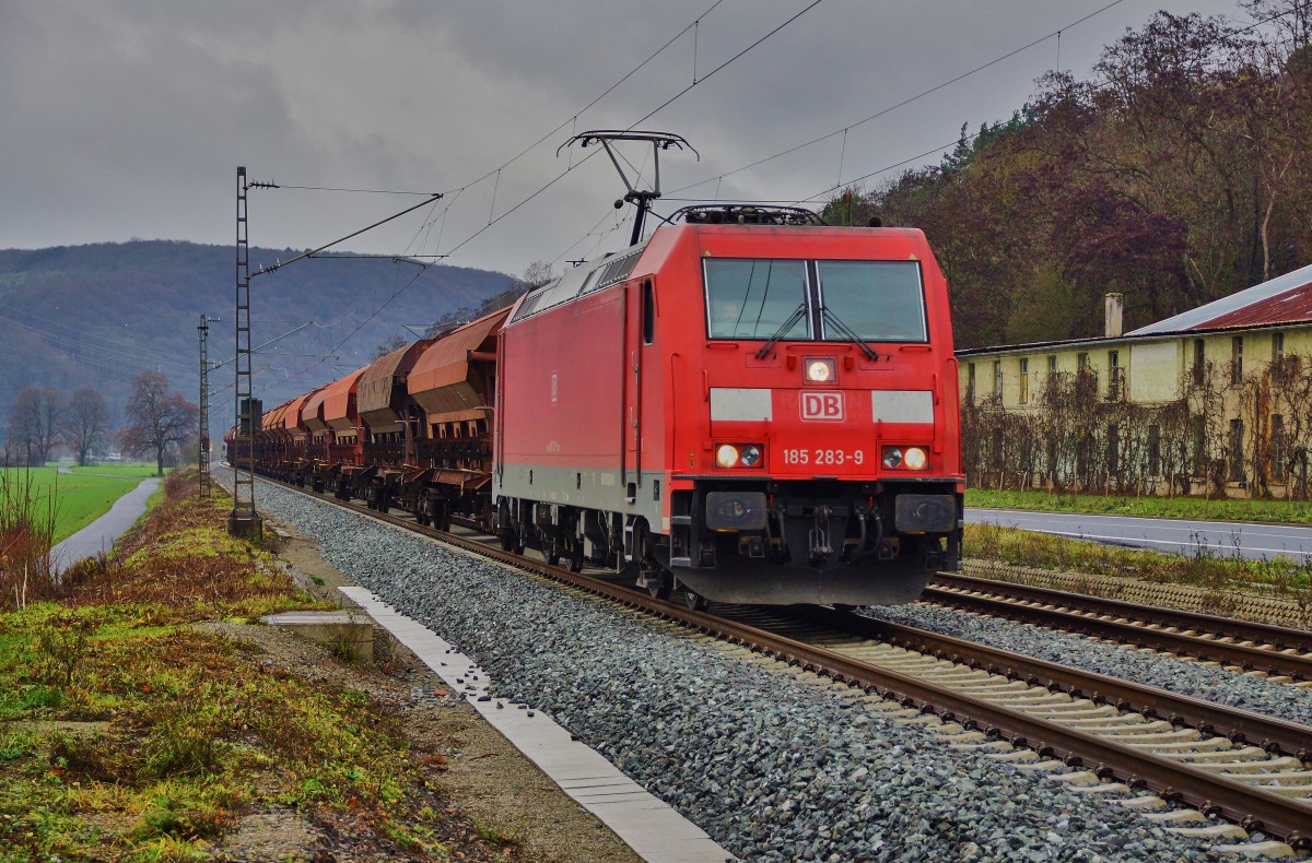 185 283-9 ist hier bei Gambach mit einen Schüttgutzug am 09.12.15 unterwegs.
