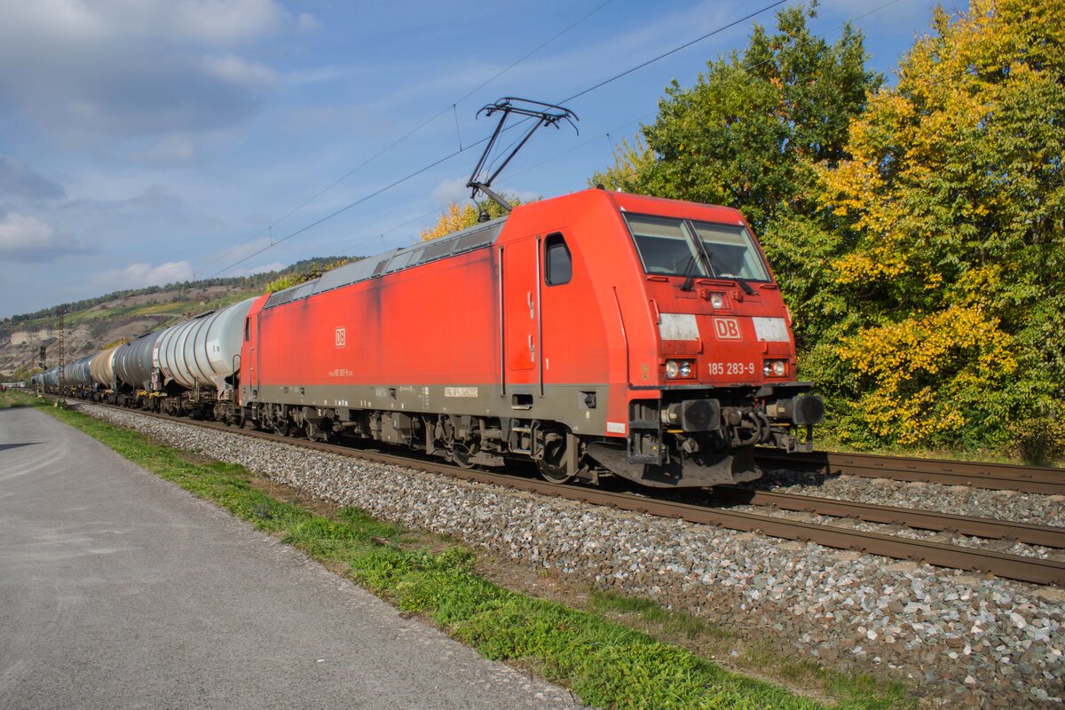 185 283-9 mit einem Kesselzug am 12.10.2022 bei Thüngersheim.
