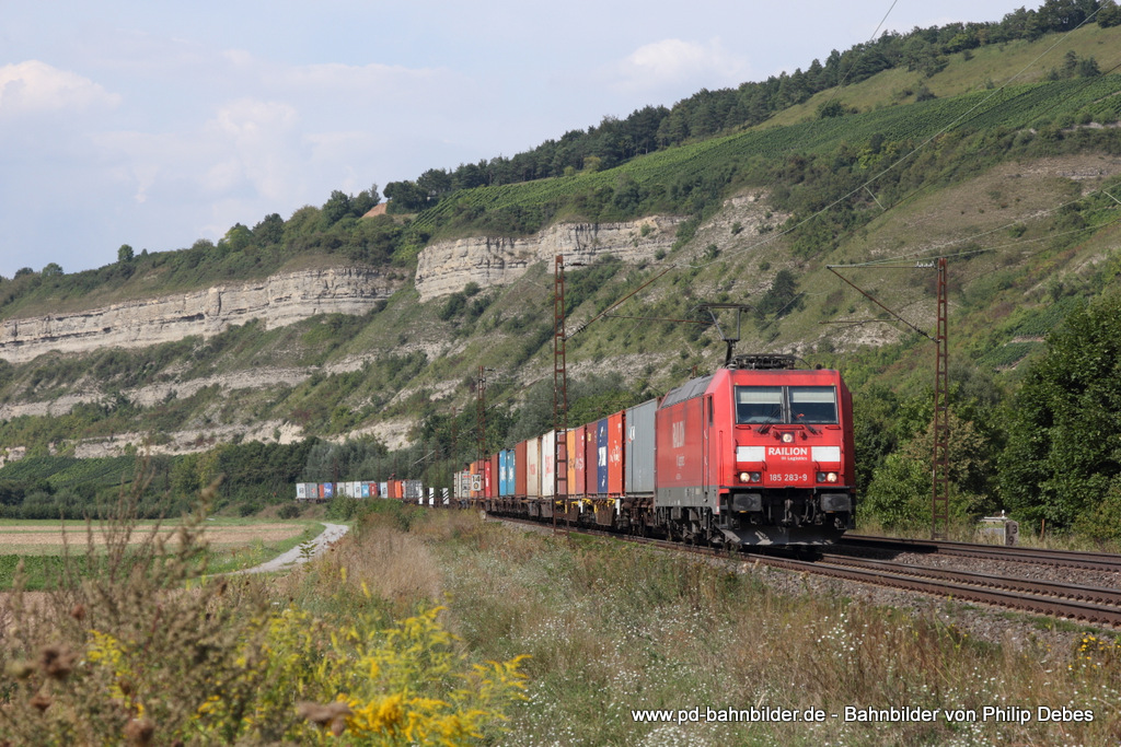 185 283-9 (Railion DB Logistics) fhrt am 29. August 2013 um 15:22 Uhr mit einem Gterzug durch Thngersheim