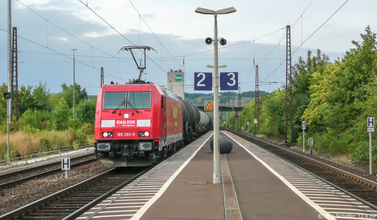 185 283 fuhr am 12.8.09 mit einem Güterzug durch den Bahnhof Karlstadt mainaufwärts auf Gleis 2.
