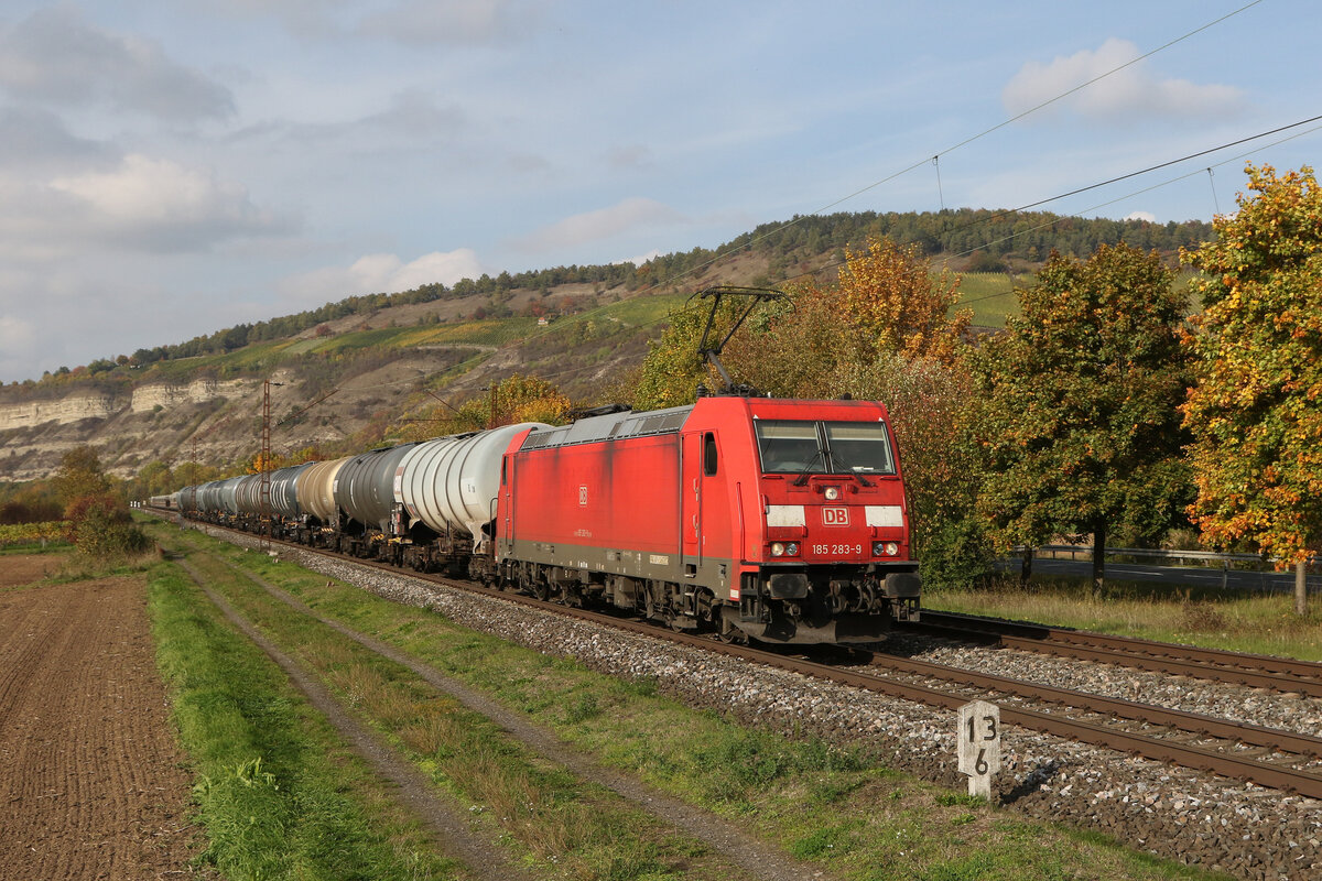 185 283 mit einem Kesselwagenzug am 12. Oktober 2022 bei Thüngersheim im Maintal.