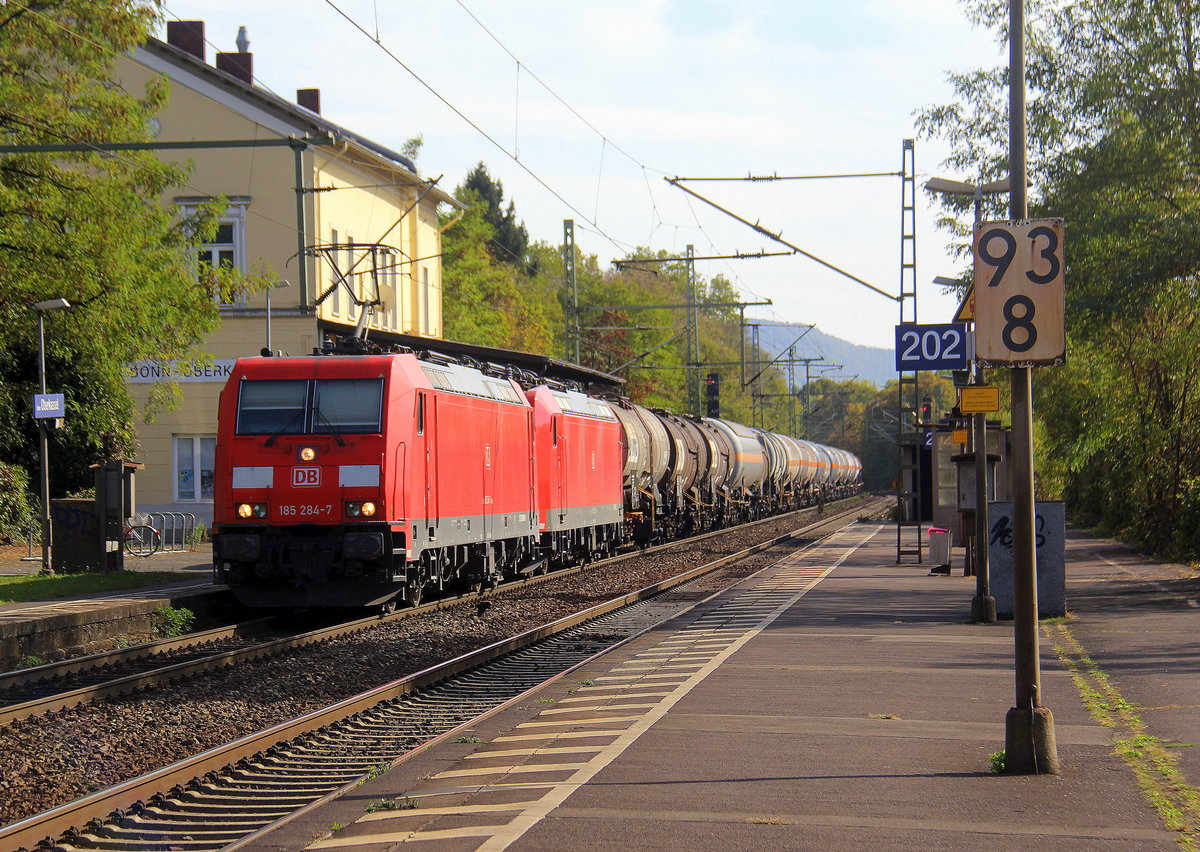 185 284-7 und 185 025-4 beide von DB kommen mit einem gemischten Güterzug aus Mannheim-Gbf(D) nach Köln-Gremberg(D)  und kammen aus Richtung Koblenz und fuhren durch Bonn-Oberkassel in Richtung Köln-Gremberg. 
Aufgenommen vom Bahnsteig von Bonn-Oberkassel an der rechten Rheinstrecke. 
Bei Sommerwetter im Oktober am 6.10.2018.	