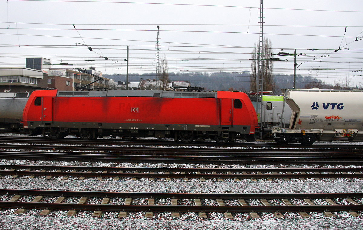 185 284-7 DB  kommt aus Richtung Köln,Aachen-Hbf,Aachen-Schanz mit einem Zuckerzug aus Wabern(D) nach Antwerpen-Lillo(B) und fährt in Aachen-West ein. 
Aufgenommen vom Bahnsteig in Aachen-West. 
Bei Schnee am Kalten Morgen vom 28.12.2017.