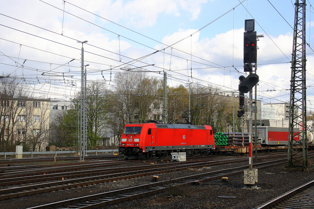 185 284-7 DB kommt aus Richtung Köln,Aachen-Hbf,Aachen-Schanz mit einem Containerzug aus Gallarate(I) nach Zeebrugge(B) und fährt in Aachen-West ein. Aufgenommen vom Bahnsteig in Aachen-West. 
Bei Sonne und Regenwolken am Nachmittag vom 7.4.2016.