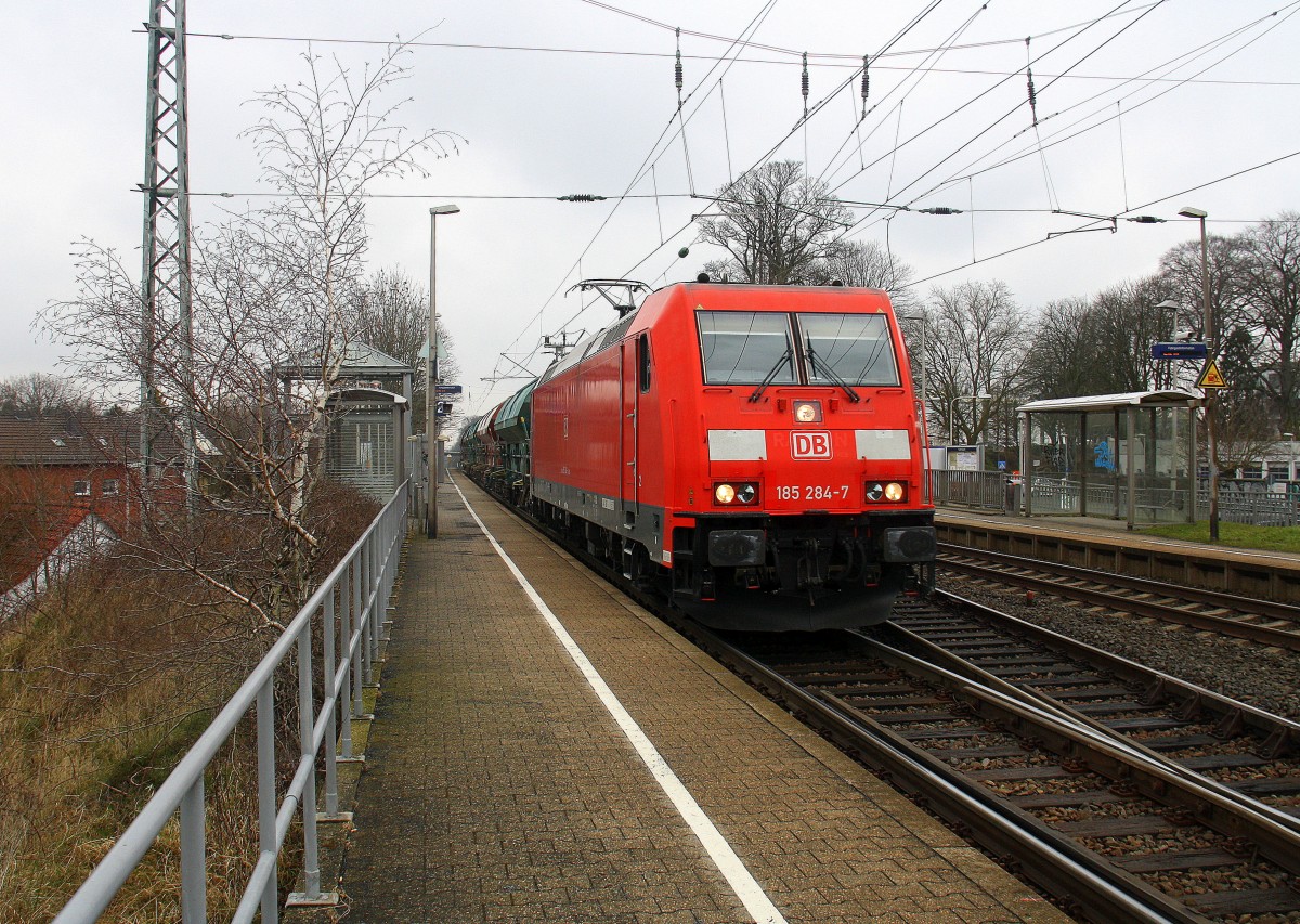 185 284-7 DB kommt die Kohlscheider-Rampe hoch aus Richtung Neuss,Herzogenrath mit einem Kurzen Kalkleerzug aus Hagen(D) nach Marche-les-Dames(B) und fährt durch Kohlscheid in Richtung Richterich,Laurensberg,Aachen-West. 
Aufgenommen von Bahnsteig 2 in Kohlscheid.
Bei Nieselregen am Kalten Nachmittag vom 5.3.2016.