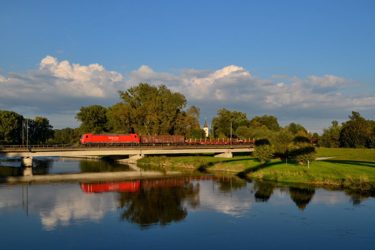 185 284 mit einem Güterzug am 16.09.2014 bei Plattling. 