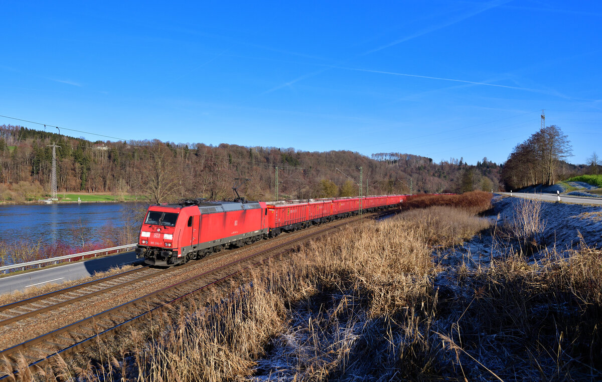 185 284 mit einem Güterzug am 22.12.2021 bei Sandbach.
