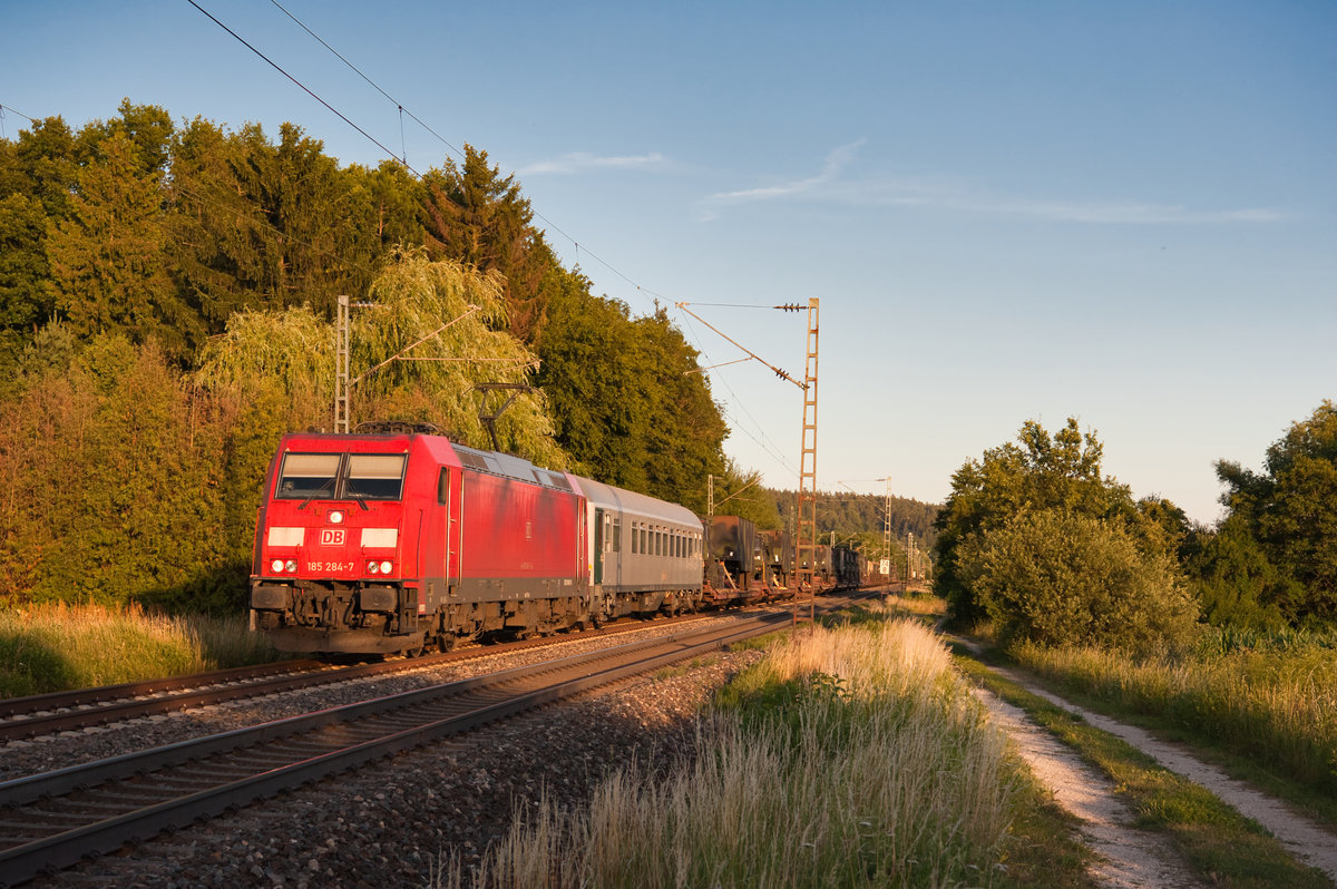 185 284 mit einem Militärzug bei Postbauer-Heng Richtung Nürnberg, 04.07.2019