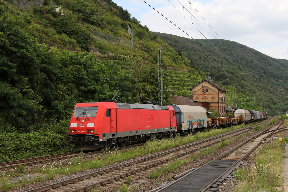 185 285 mit einem gemischten Güterzug am 22. Juli 2021 bei Kaub am Rhein.