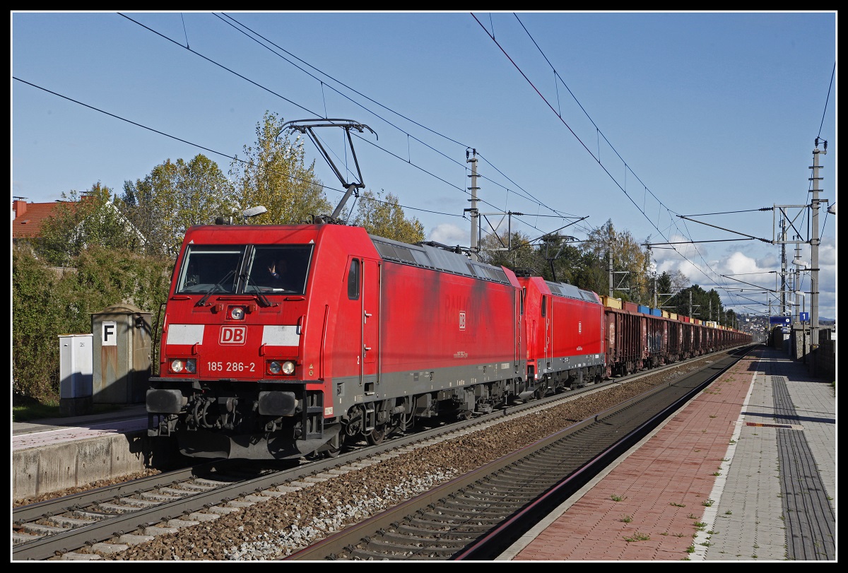 185 286 + 185 246 mit Güterzug in der Haltestelle Pasching am 4.11.2019.