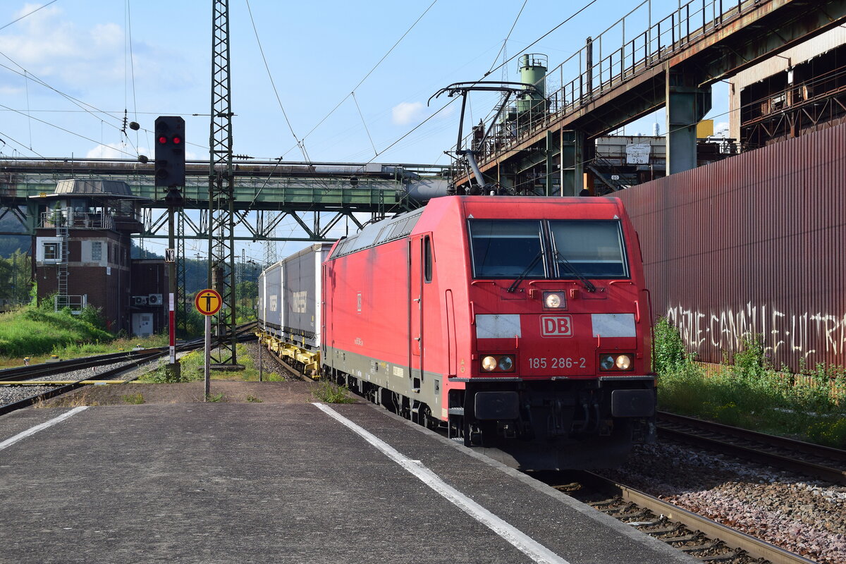 185 286-2 fährt mit einem KLV durch Völklingen.

Völklingen 30.09.2023