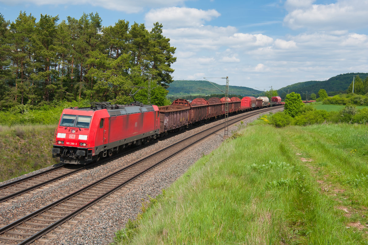 185 286 mit einem gemischten Güterzug bei Kerschhofen Richtung Nürnberg, 23.05.2019