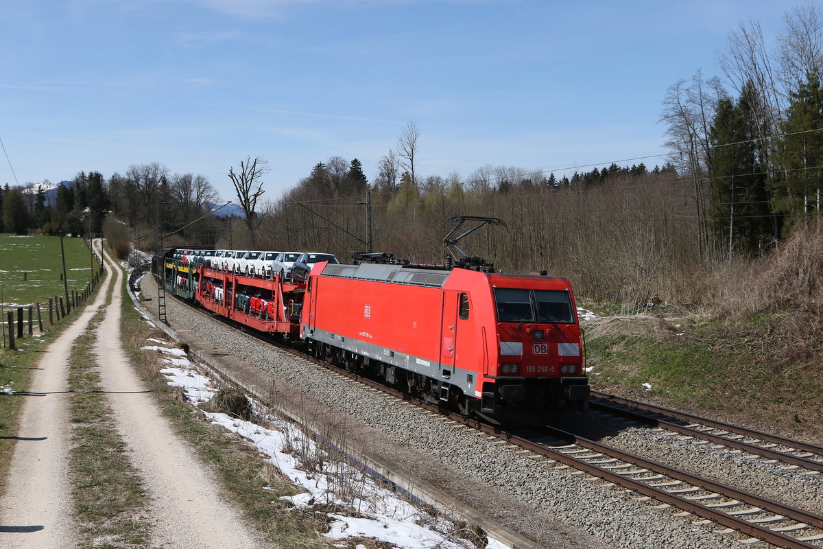 185 286 mit einem  Mischer  aus München kommend am 9. April 2021 bei Grabenstätt im Chiemgau.