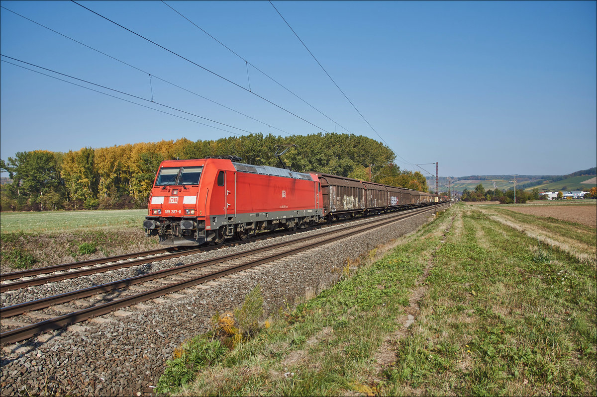 185 287-0 ist mit einen Schiebewandzug am 10.10.2018 bei Himmelstadt unterwegs.