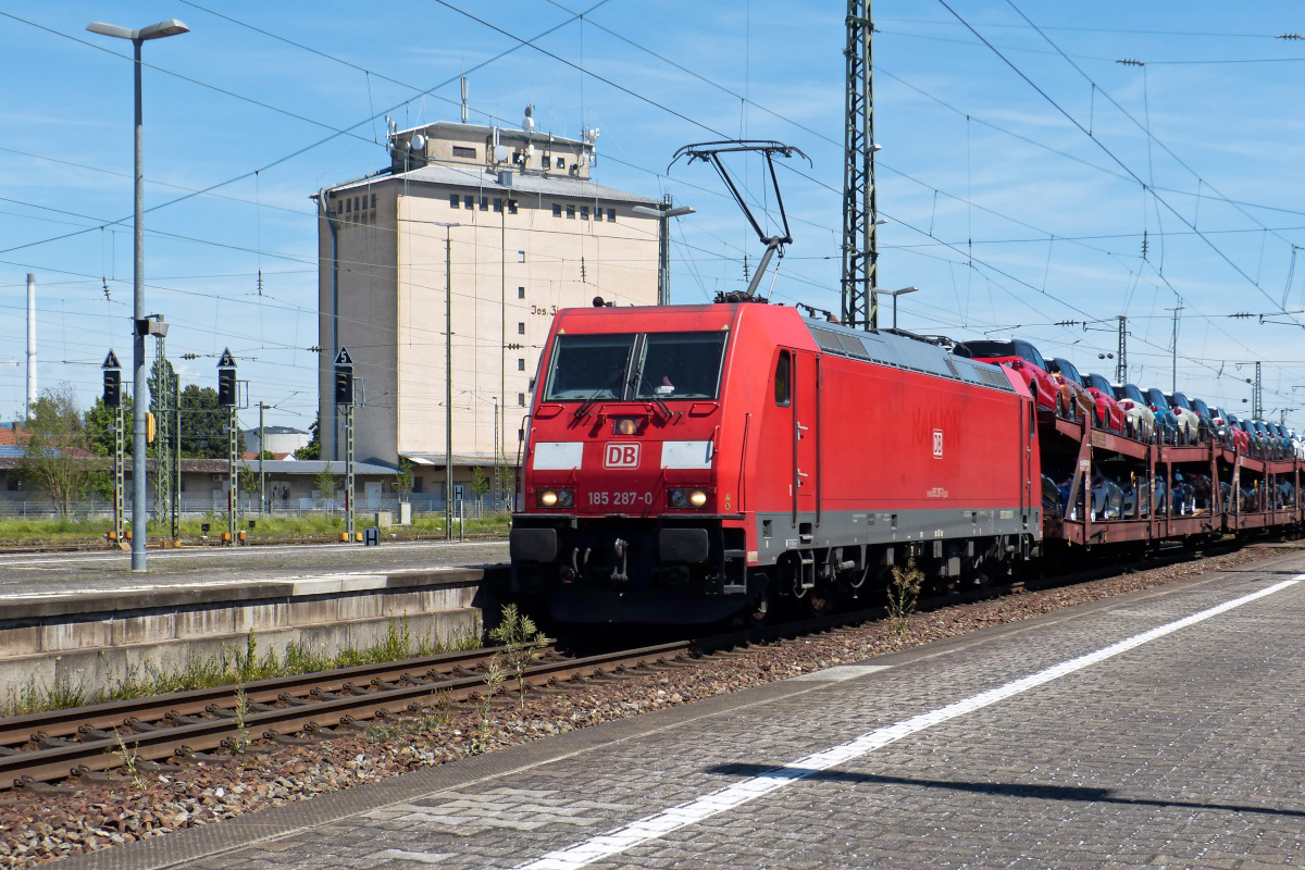 185 287-0 mit Suzuki-Zug in Plattling 22.05.2016